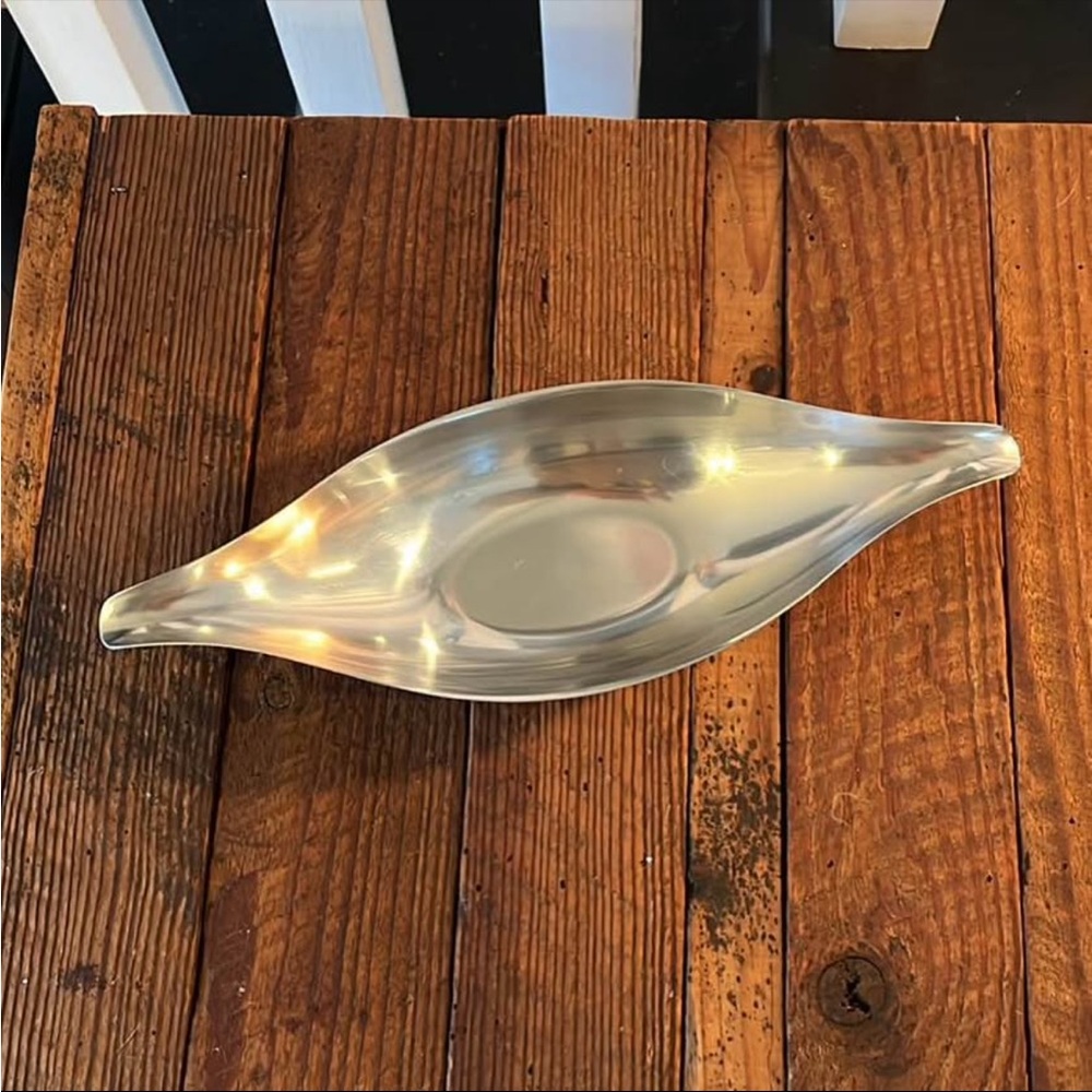 Elegant Silver Leaf-Shaped Dish